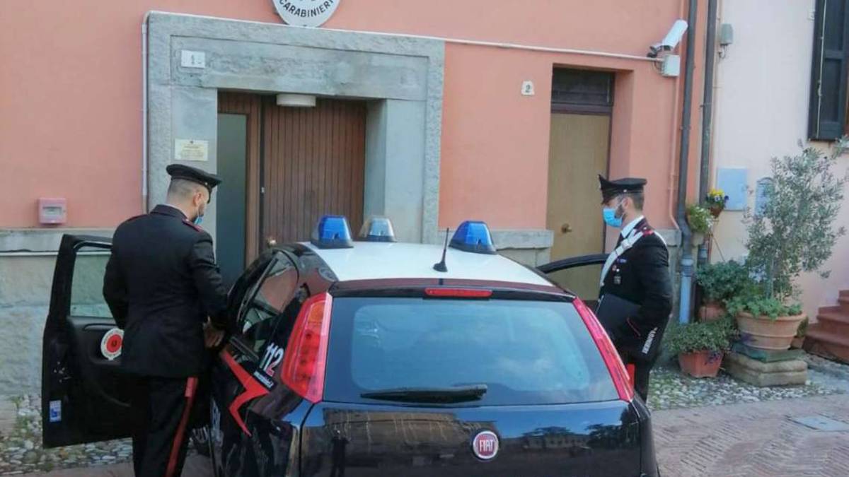 Dozza, un'auto carica di refurtiva per giardinaggio e motocross