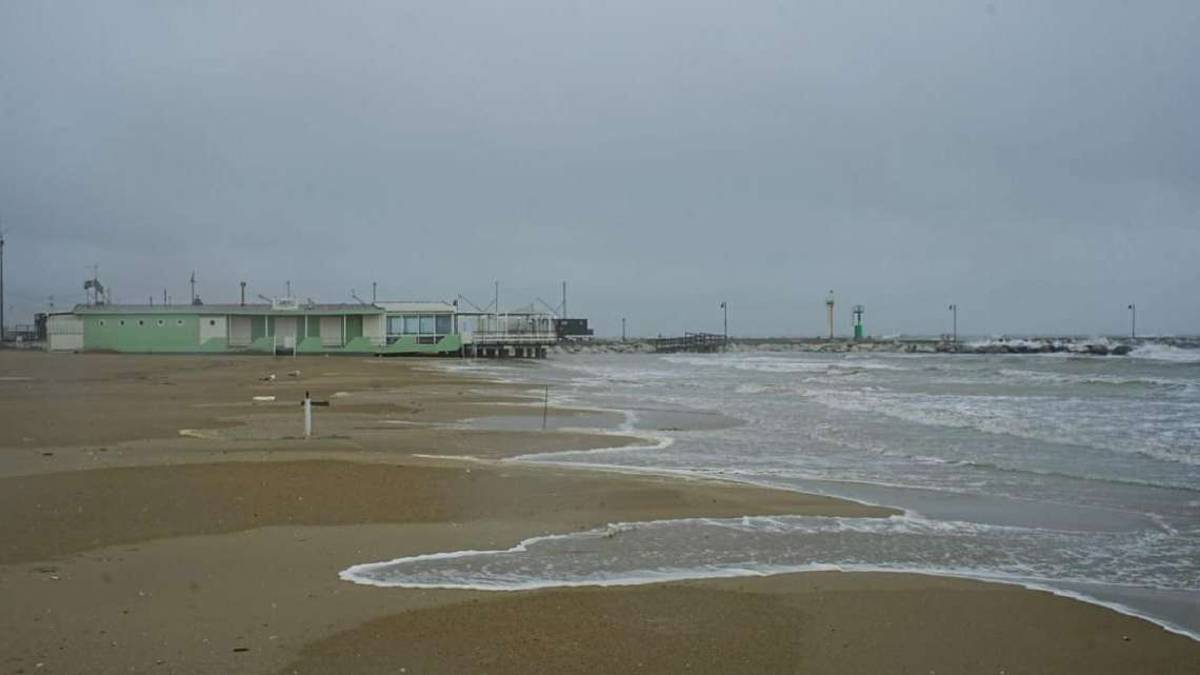 Maltempo, la spiaggia di Cesenatico tiene nonostante vento e onde