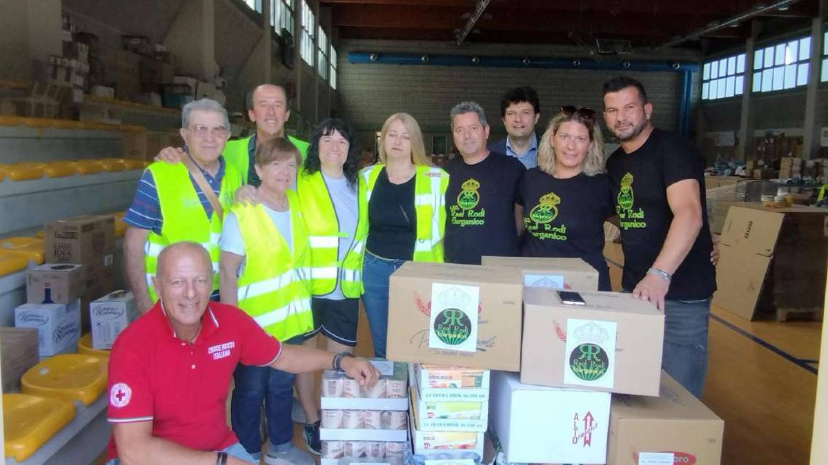 Olio, agrumi, caciocavallo e salumi: dalla squadra di calcio di Rodi Garganico a Cesena un carico di solidarietà
