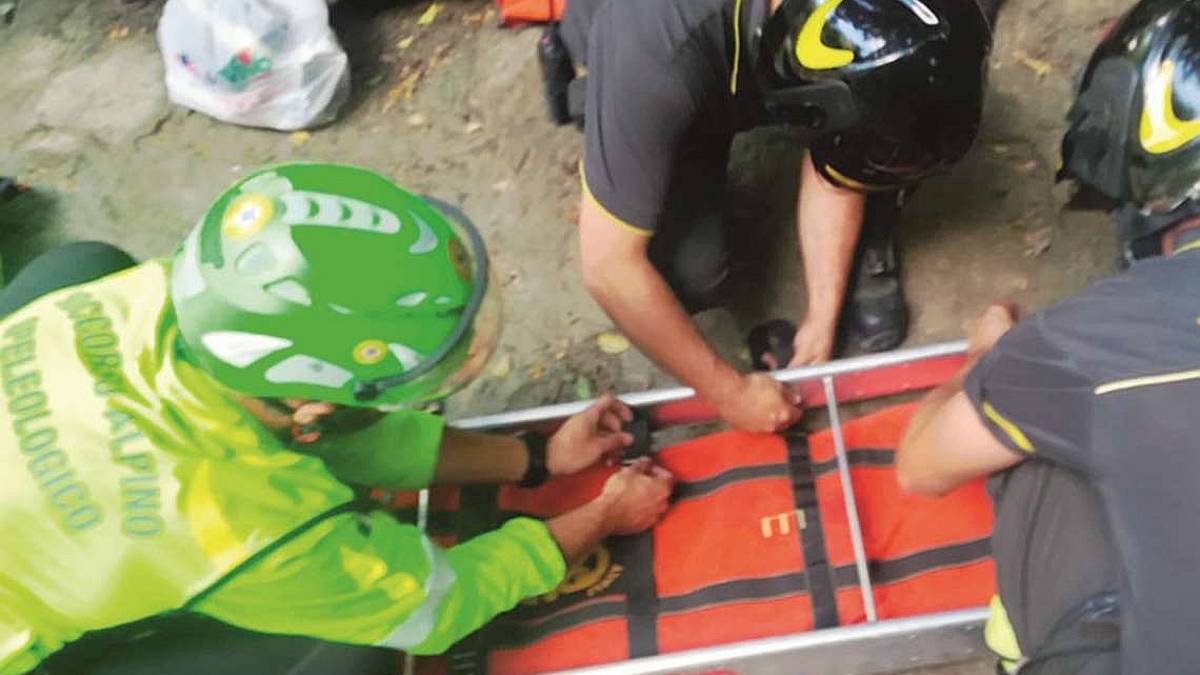 Cade alle cascate di Alfero, soccorsa in un punto impervio