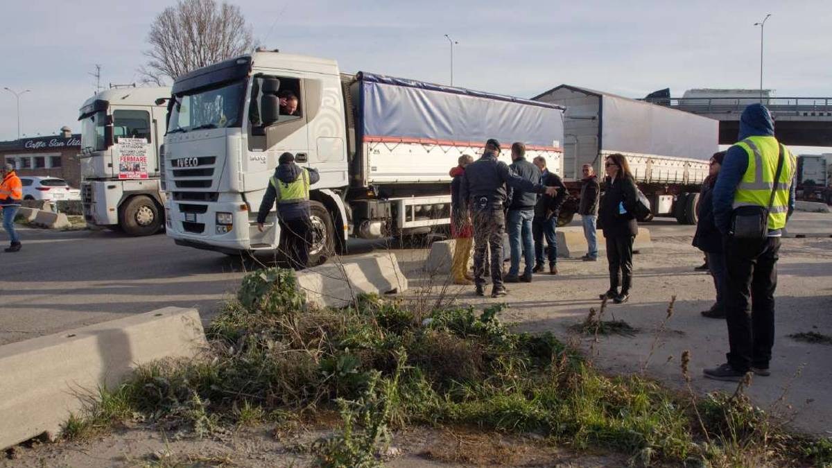 Ravenna, prosegue la protesta al porto. Investito un camionista