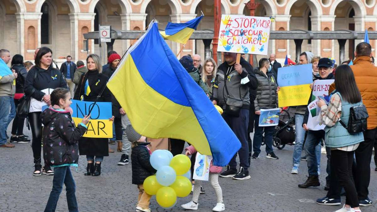Forlì, centro di prima accoglienza per i profugi al palasport