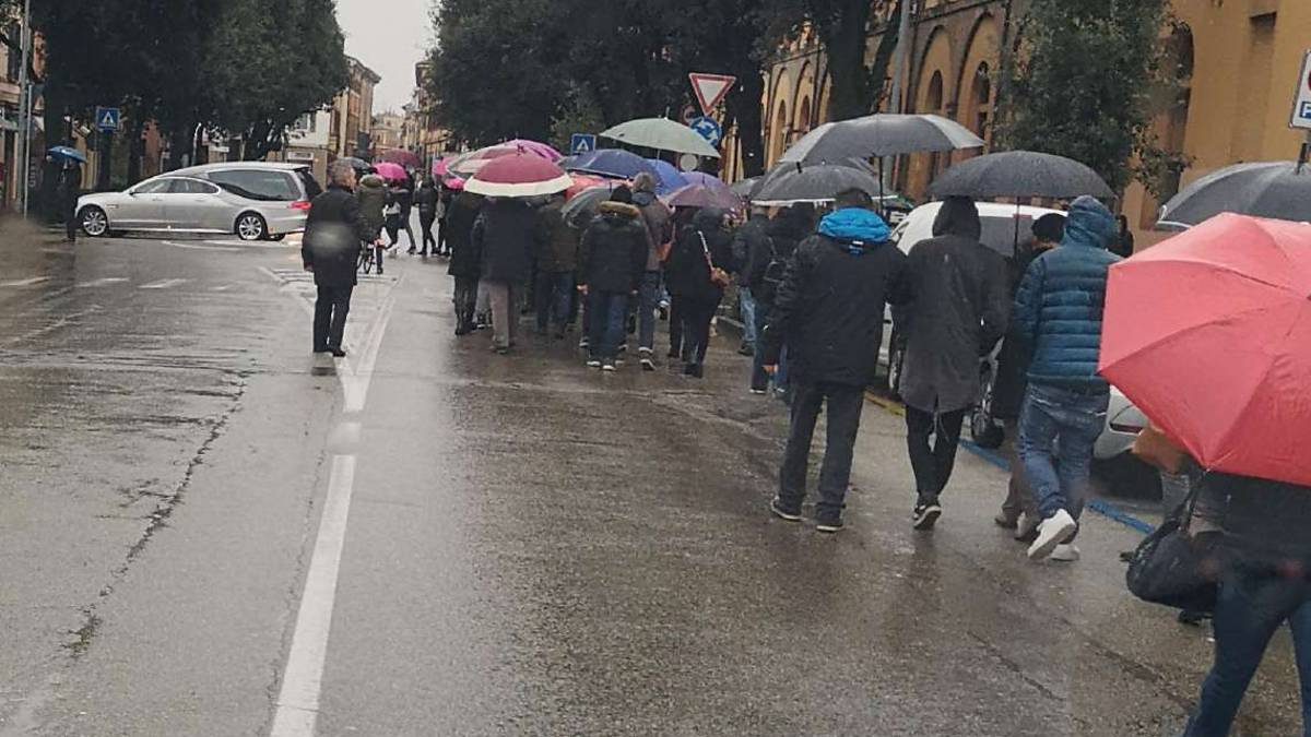 Imola, l'ultimo saluto tra la pioggia a Matteo Cicognani, scomparso in moto in via degli Orti