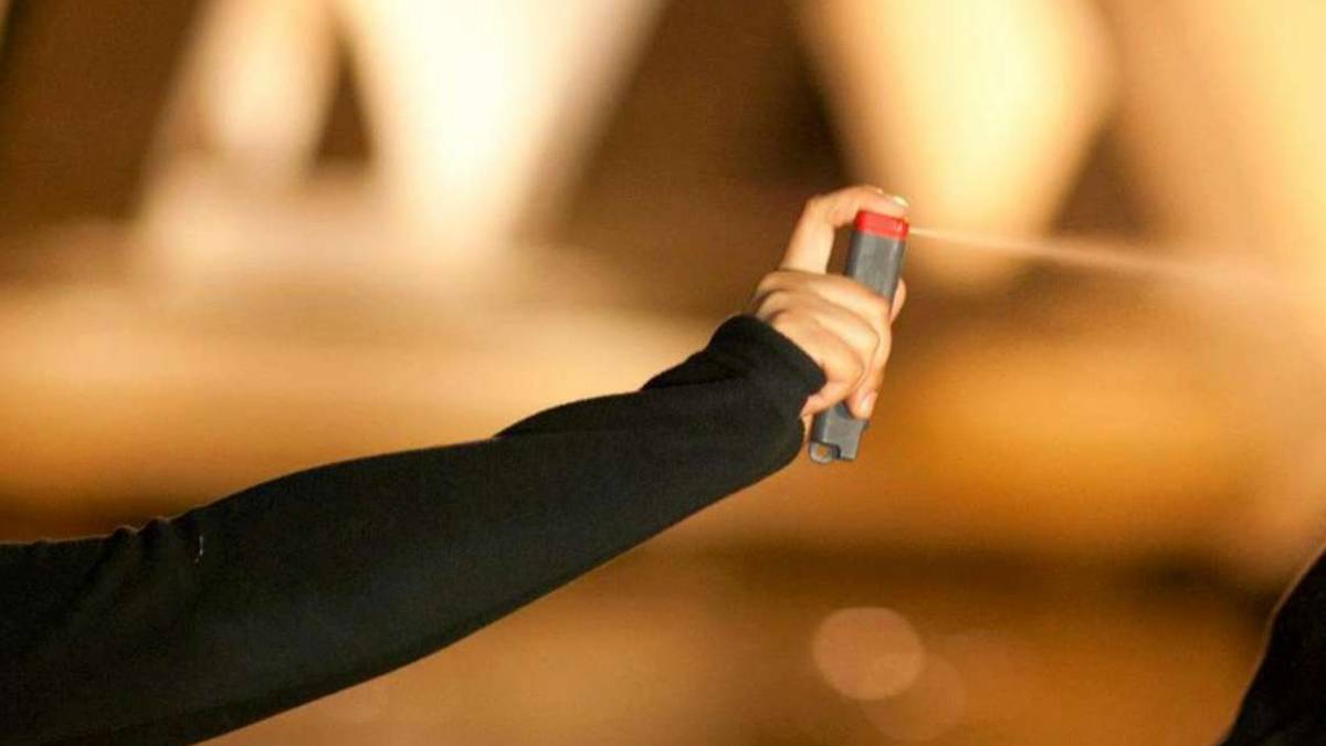 Ravenna, gli brucia la cornea con lo spray urticante in un locale: donna a processo