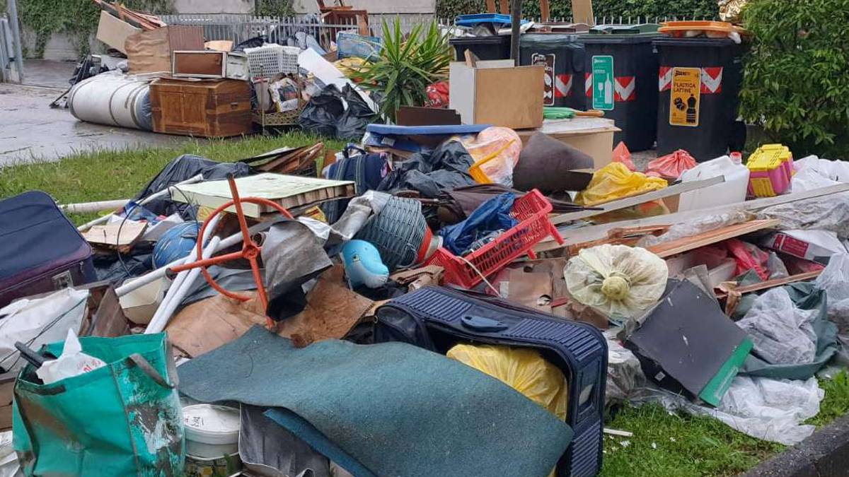 Riccione, non ha danni dall'alluvione e svuota la cantina in strada
