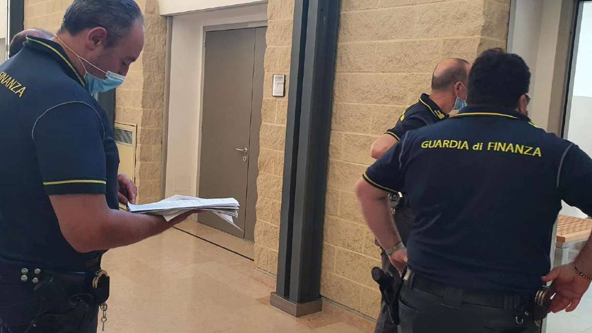 Rimini. Botte a turista per scipparla, poi fugge in monopattino