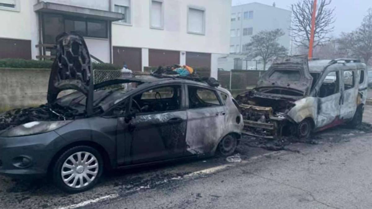 Auto a fuoco nella notte in periferia a Cesena