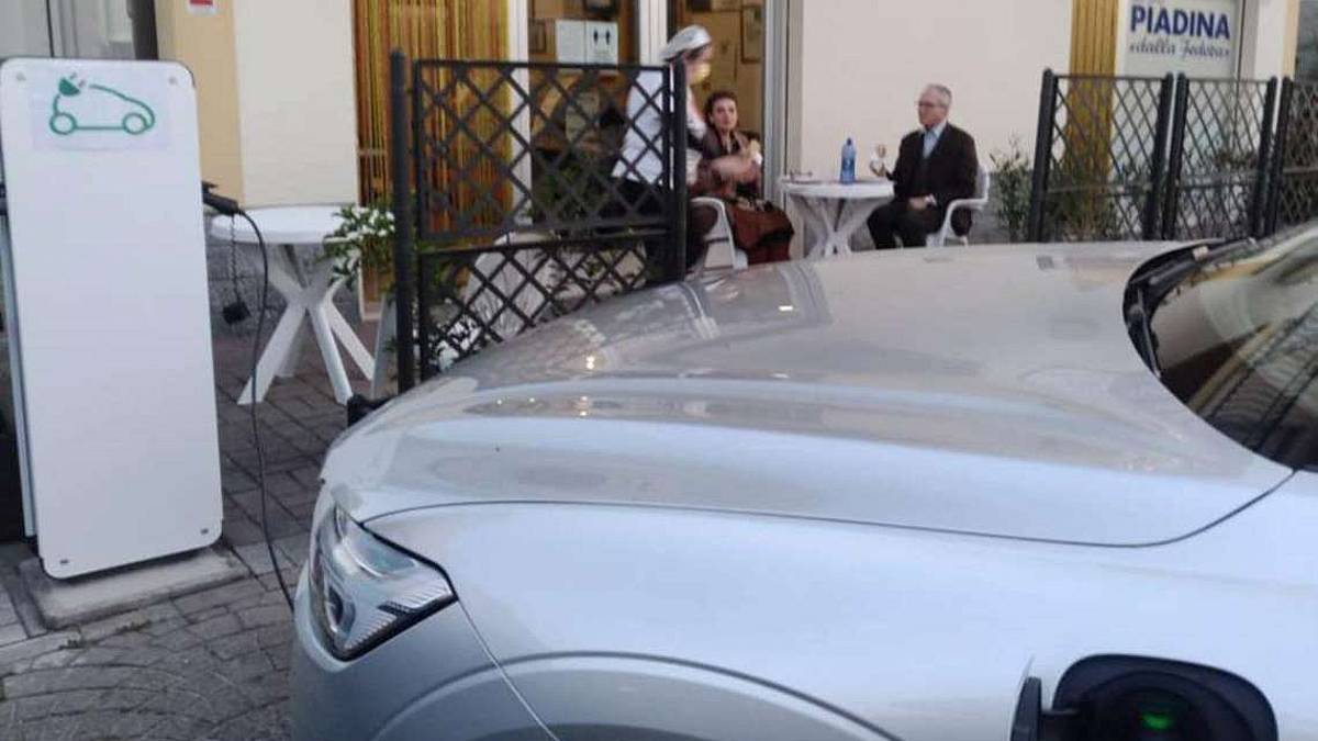 Longiano, piadina con ricarica auto elettrica: il primo cliente è stato un ambasciatore