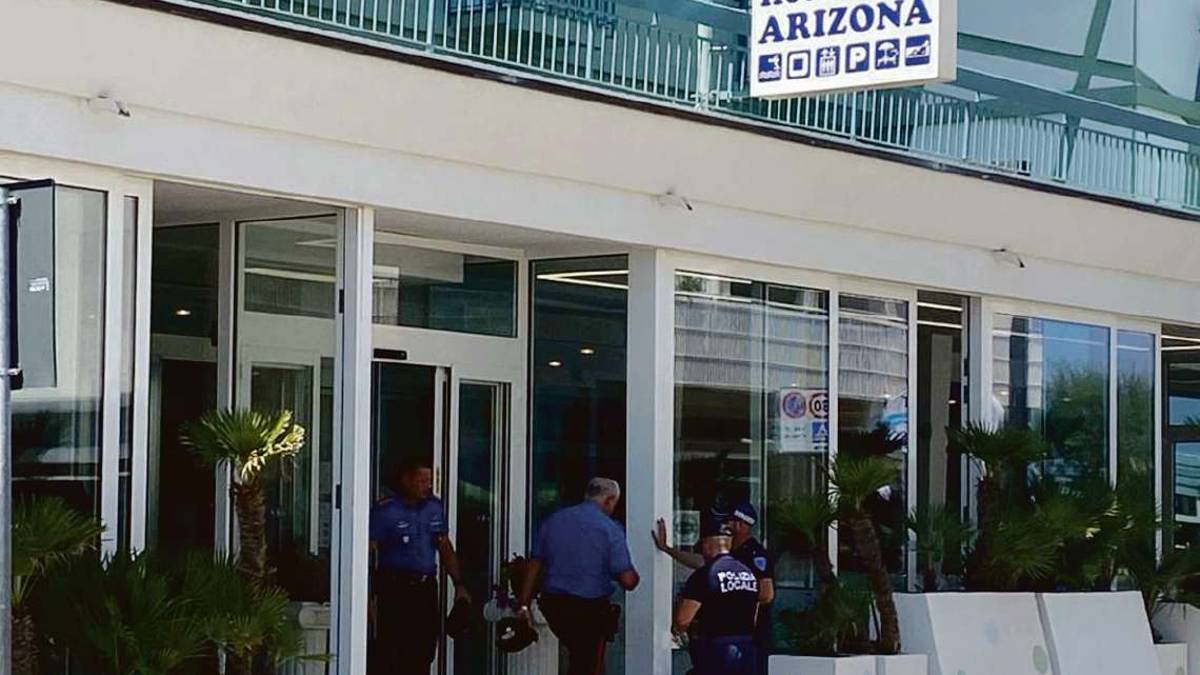 Igea Marina, protesta dipendenti in hotel, il gestore: Mancava uno stipendio