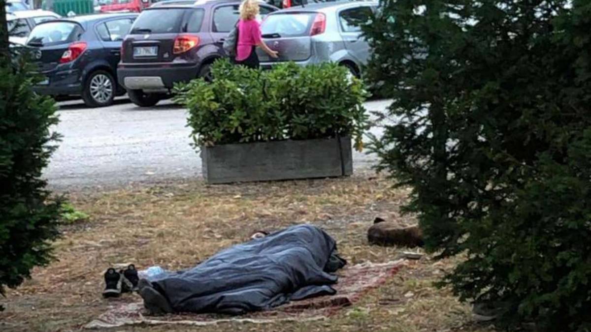 Al parco e sotto il viadotto la casa dei senza tetto a Cesena