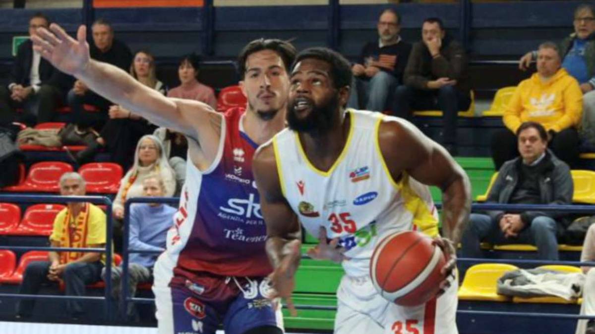 Basket A2, OraSì: Lewis a rischio taglio