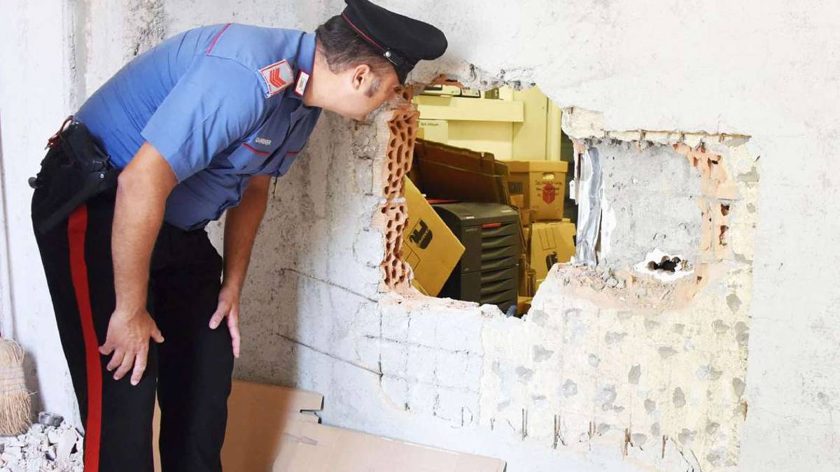 Rimini. Rapina perfetta? Bandito tradito da una bottiglietta