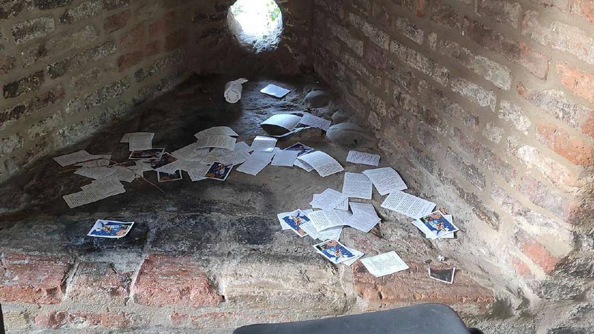 Vandalismi, scritte blasfeme e immagini sacre gettate a Gatteo