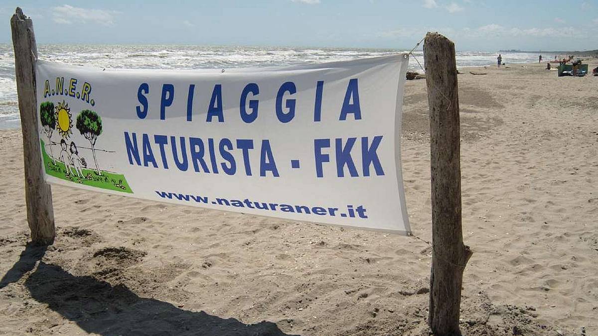 Ravenna, furto nella spiaggia nudista. Riconosciuto dalle infradito