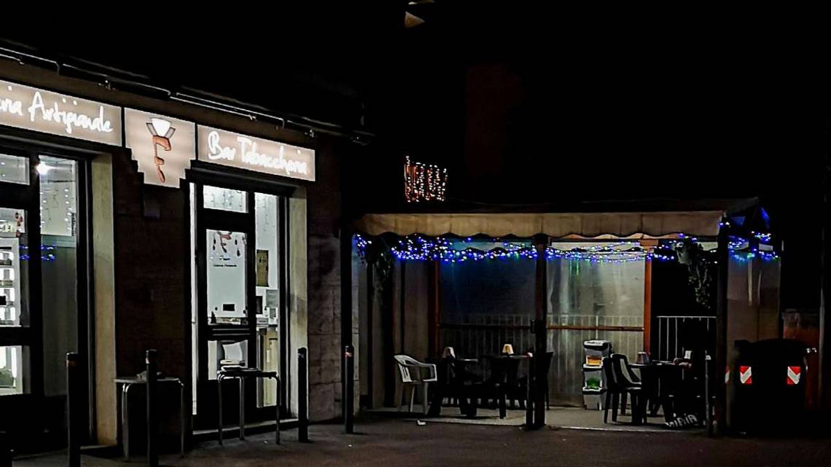 Imola, prende il caffè poi rapina il bar gelateria