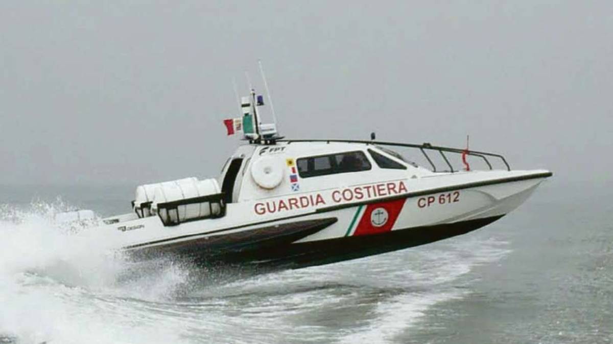 Milano Marittima, 5 giovani salvati in mare da guardiano notturno