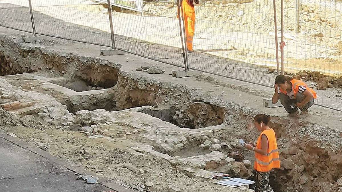 Cesena, dal cantiere in piazza Almerici spunta anche un mosaico