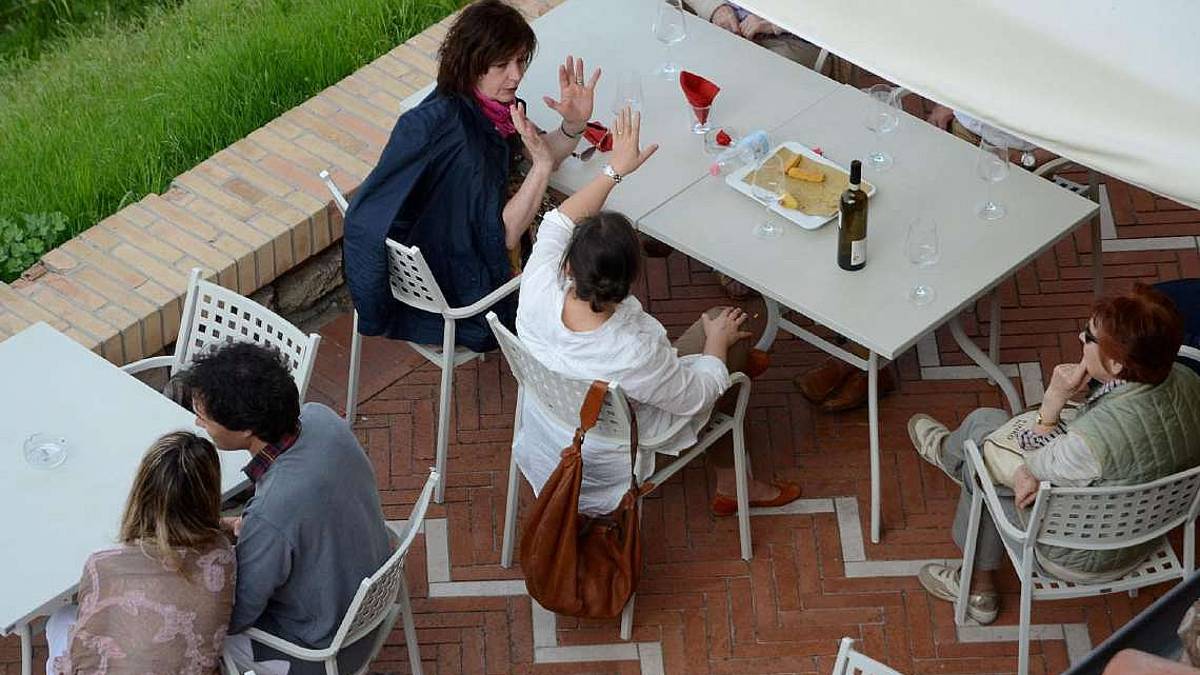 Aggiungi un posto a tavola: I gruppi al ristorante? Dicono di essere parenti, chissà se è vero