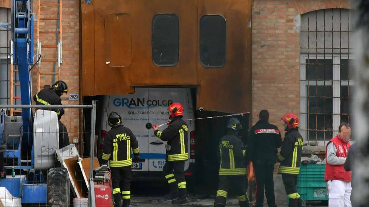 Forlimpopoli, pauroso incidente: furgone irrompe nel capannone, 4 feriti