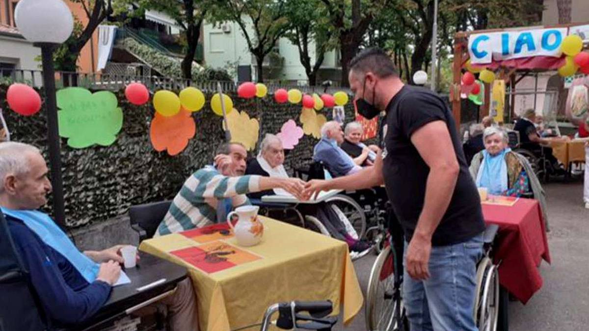 Mirko Casadei va a cantare alla casa protetta di Cesenatico