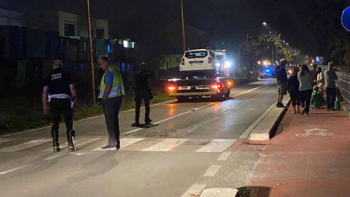 Cesena, donna travolta e uccisa: inchiesta su smartphone e telecamere