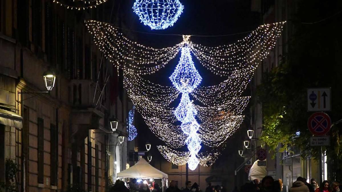Forlì. La polemica in Consiglio: Sì alle luminarie, ma niente fondi per il caro bollette