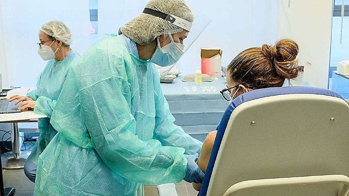 Covid. Terza dose: via alle prenotazioni per gli over 60