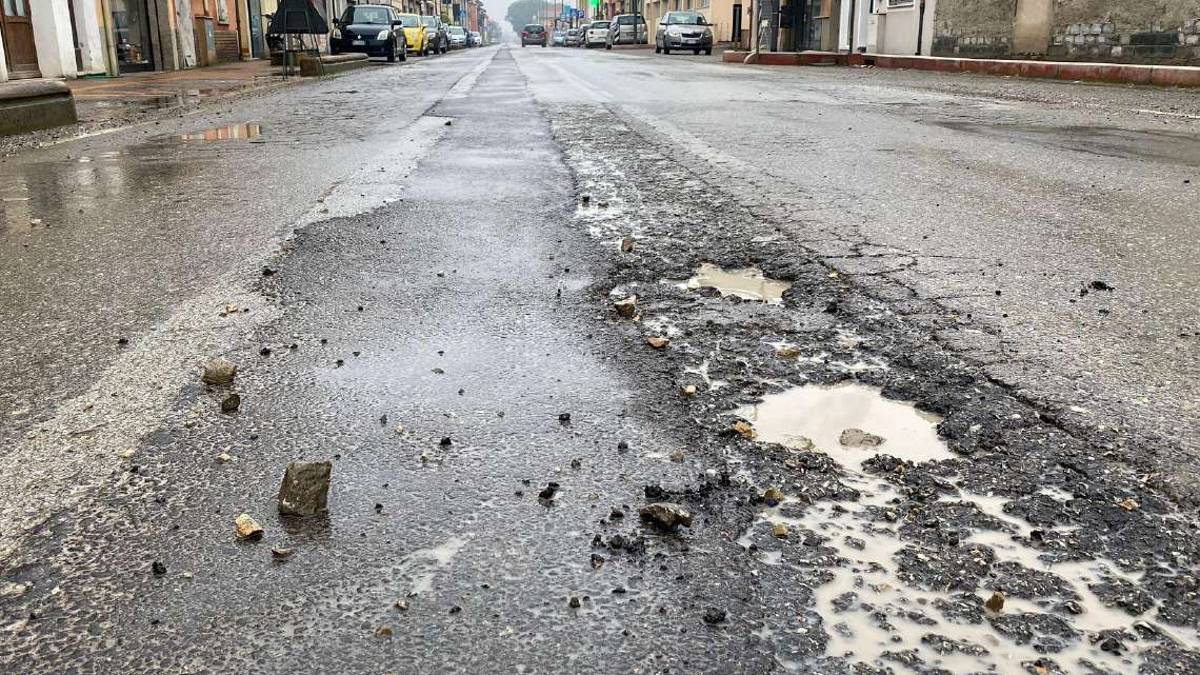 Via Cesenatico: nuove buche sull'asfalto a Macerone