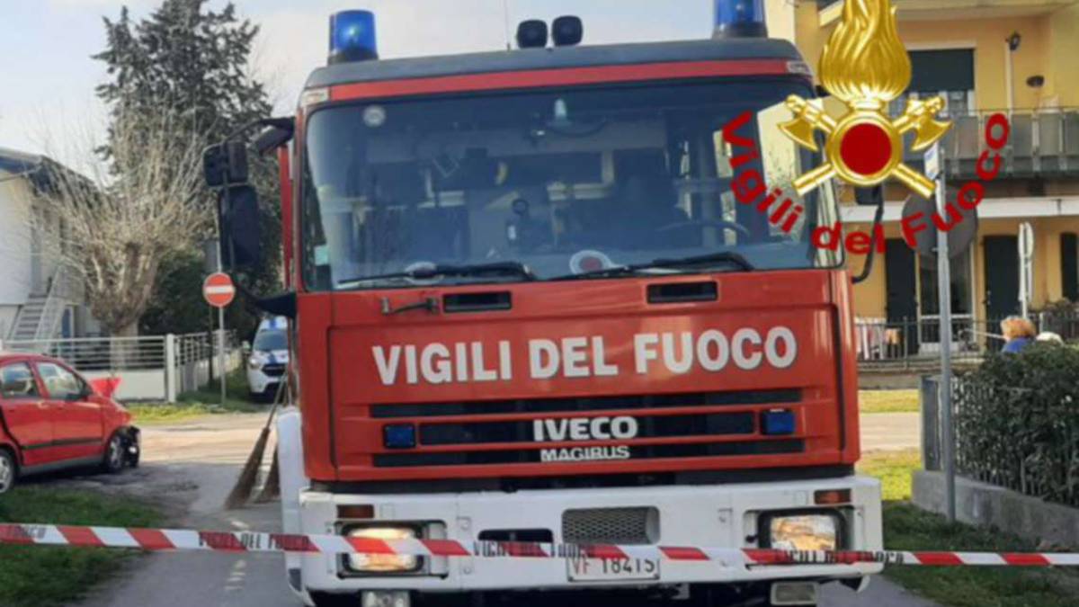 Cesenatico: sbatte con l'auto e poi fugge a piedi