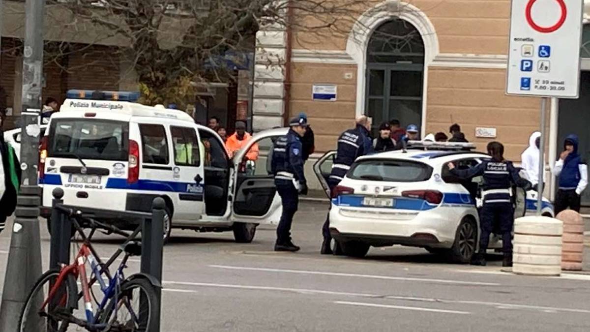 Ruba monopattino e crea il caos alla stazione di Cesena: denunciato