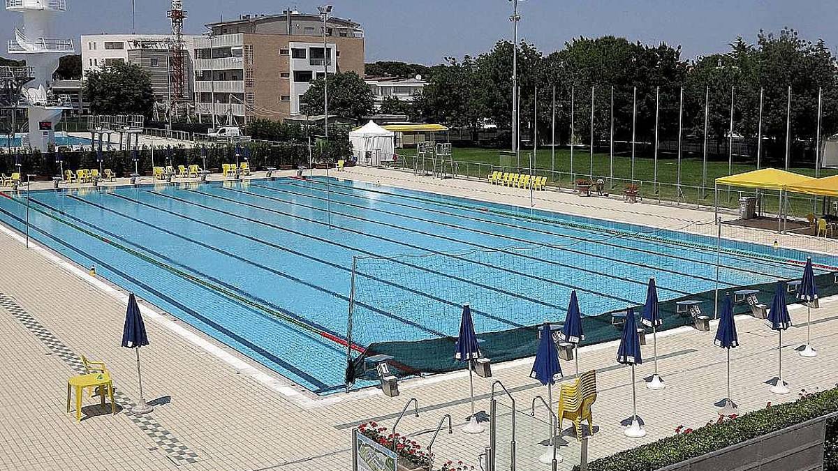 Riccione, bagni clandestini in piscina postati sui social: sei denunce