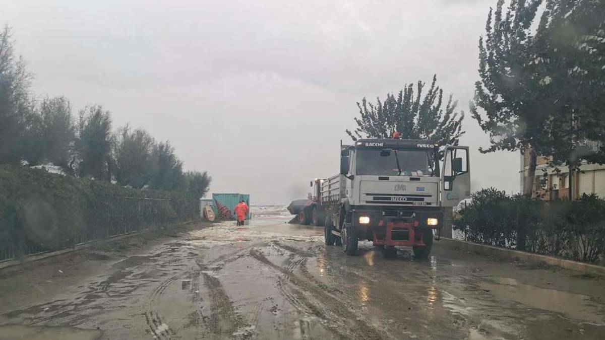 Senza dune protettive, il mare in strada a Cesenatico