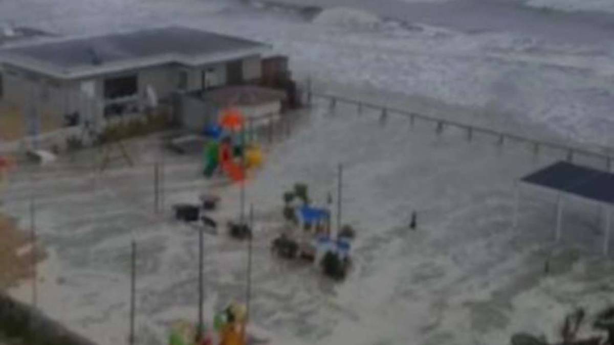 Lido di Savio, paratia aperta durante la mareggiata: il Comune di Ravenna sporge denuncia contro ignoti VIDEO