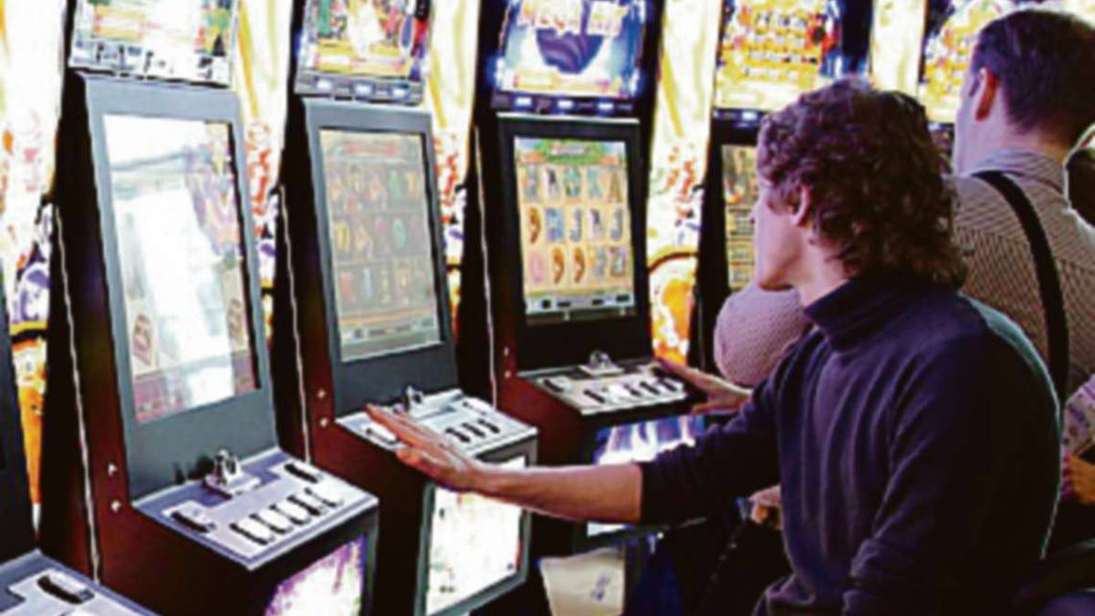Rimini, abbandona il disabile in carrozzina per giocare alle slot