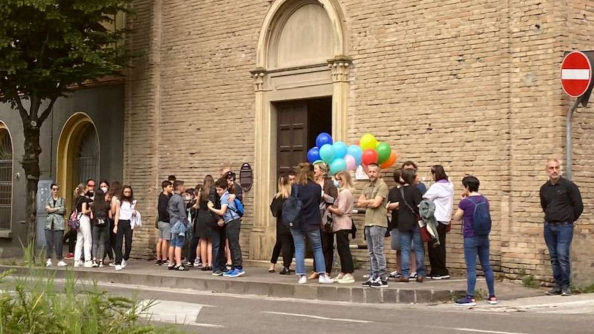 Ucciso alla guida di un muletto, la bara del 12enne David in viaggio da Cesena alla Romania