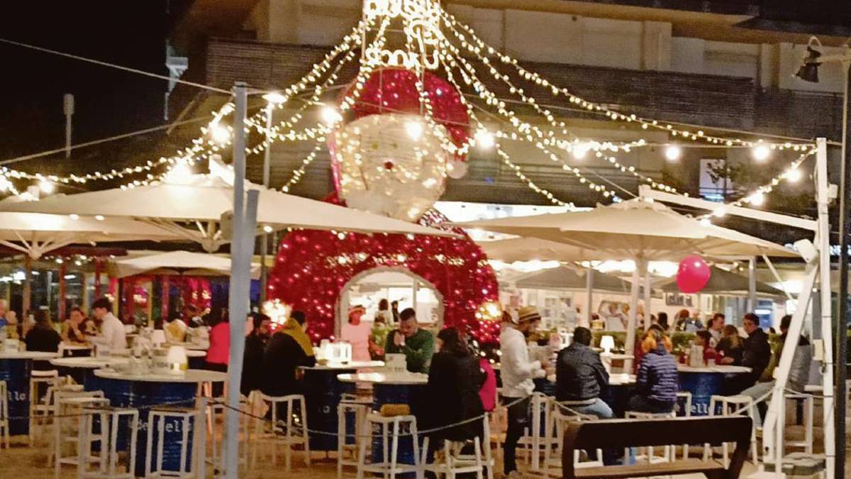 Rimini. Alla piadineria Lella è già Natale in un tripudio di luci: È un momento difficile, ci vuole fantasia