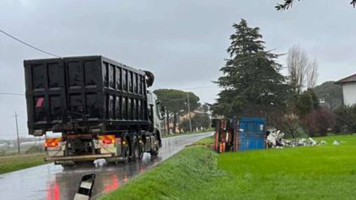 Si ribalta un altro camion nella solita strada tra Sala e Gatteo