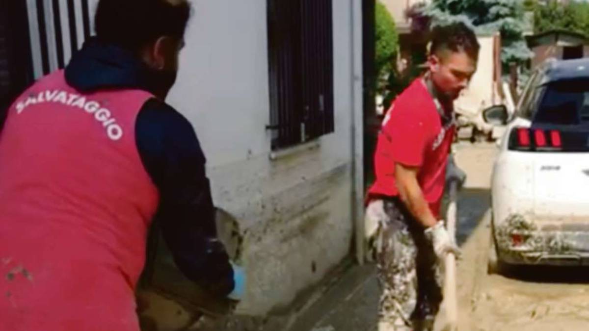 Alluvione, la carica dei volontari da Rimini tra fango e rifiuti