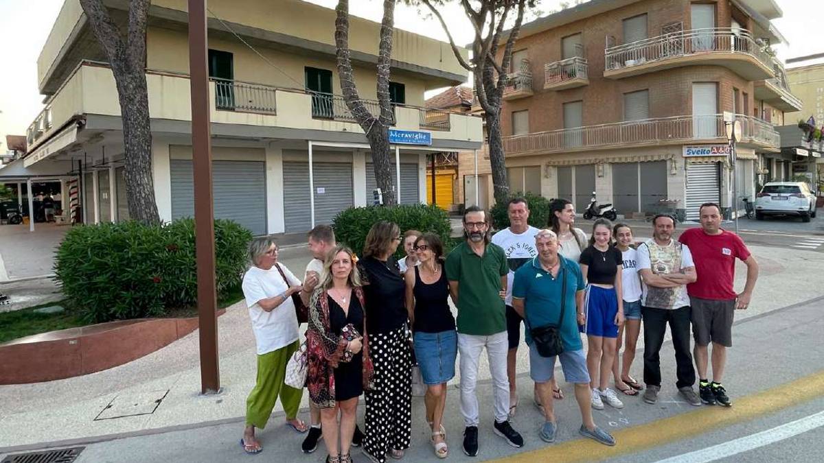 San Mauro Mare, serrata dei negozianti contro i mercatini serali