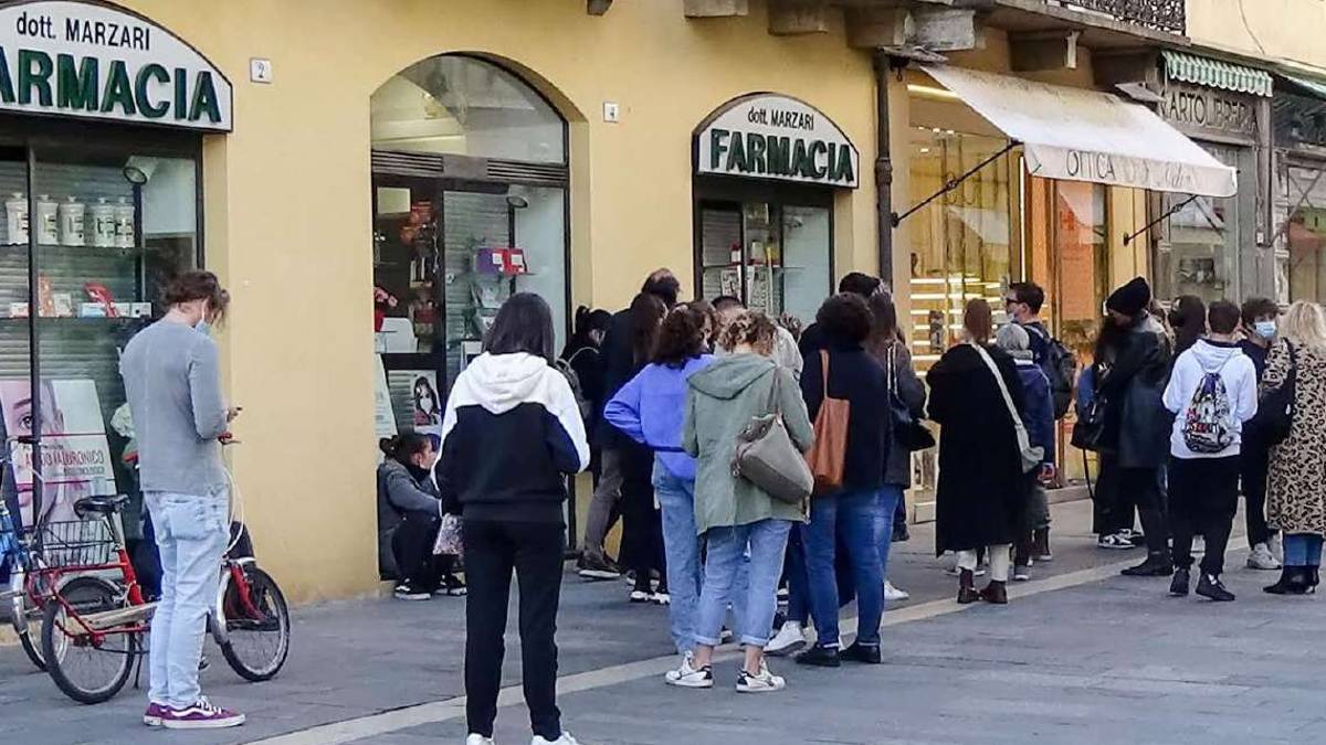 Ravenna, effetto green pass. Tamponi in farmacia la domenica sera