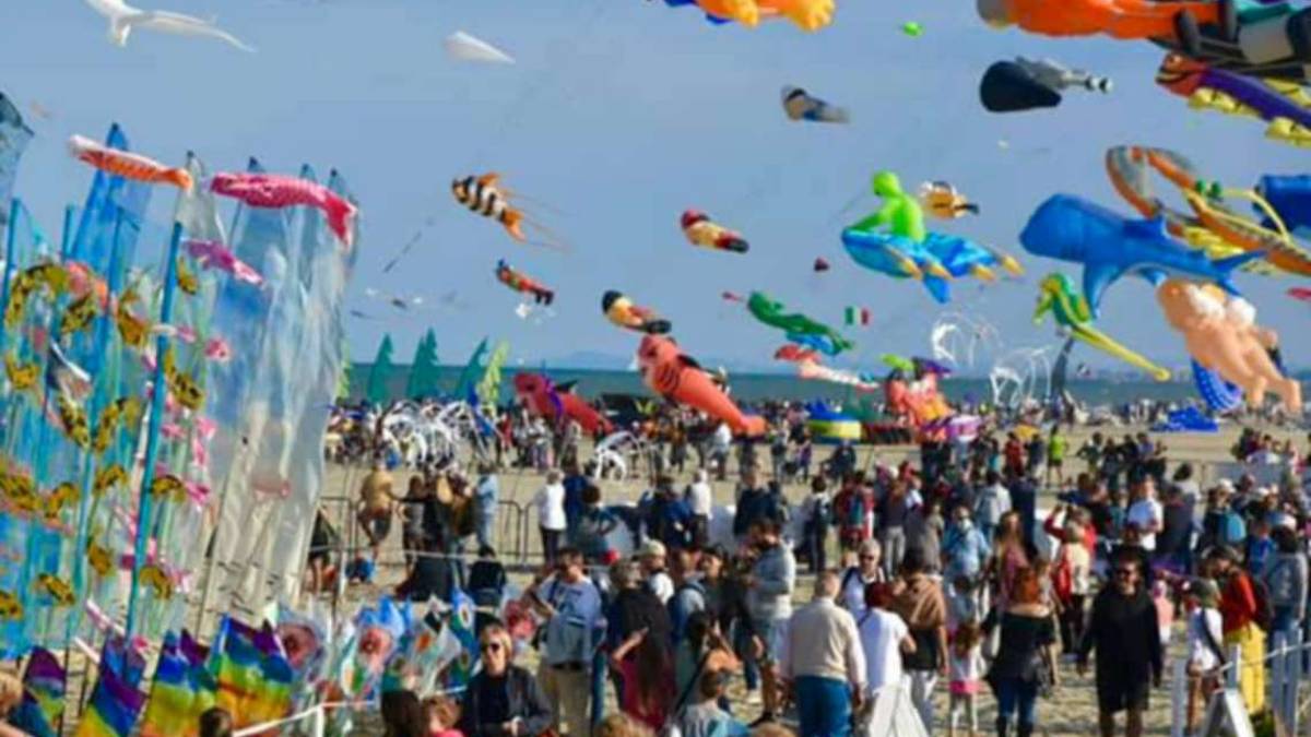 Cervia, mai cosi tanta gente al festival degli aquiloni