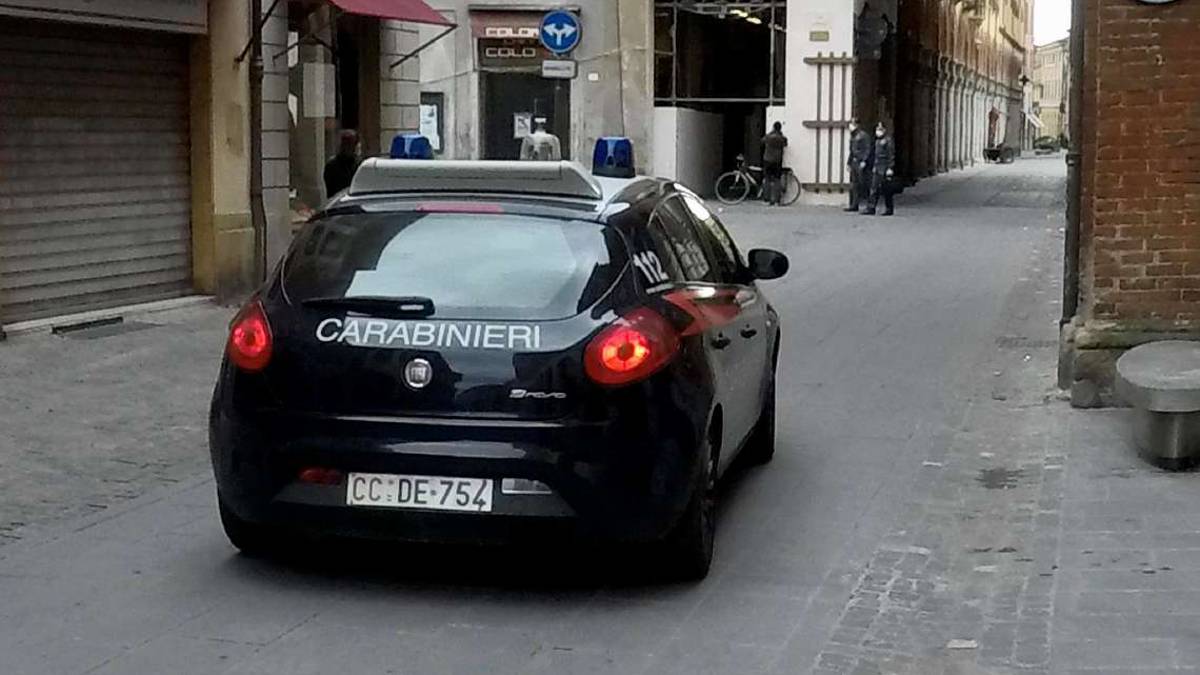 Imola, si finge volontario e chiede soldi in banca per la Croce Rossa