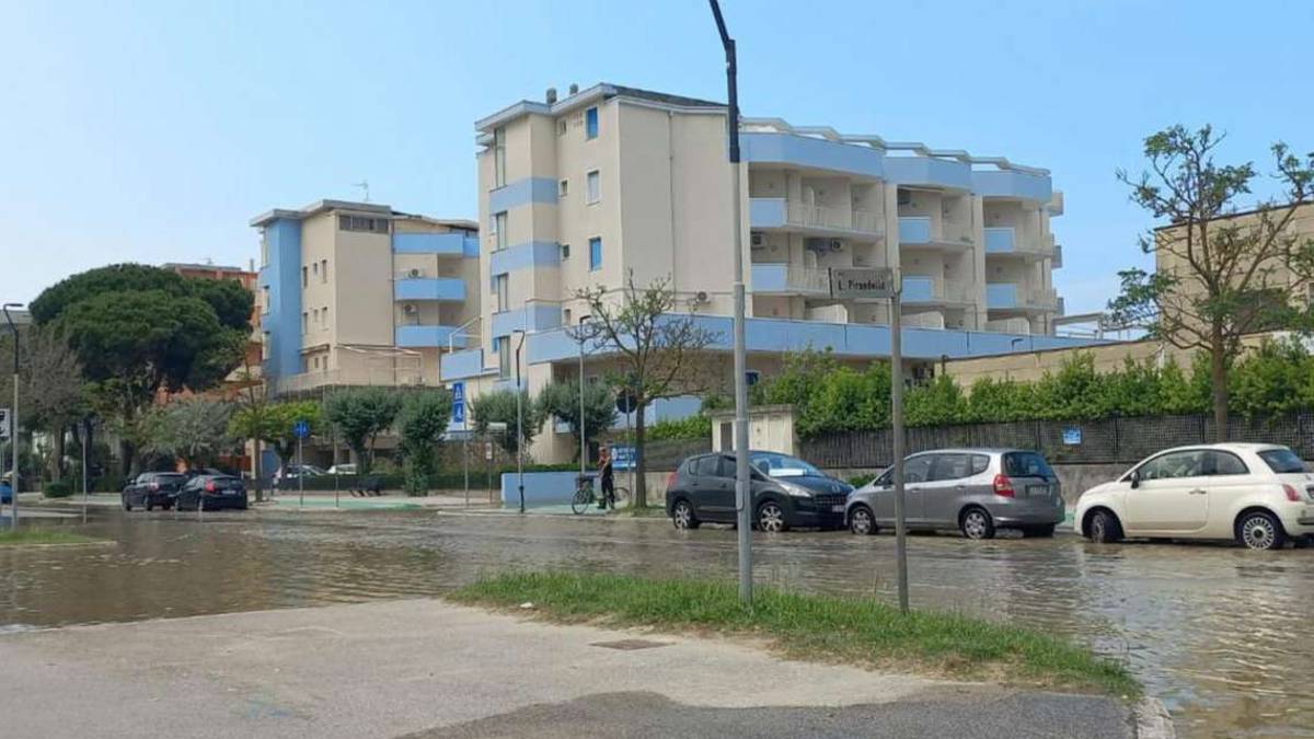 Cesenatico, tubo rotto per sbaglio da operai e lungomare allagato