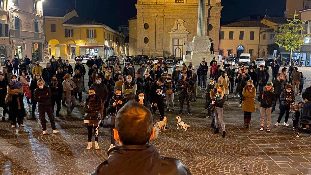 Savignano, in 150 protestano in piazza con toni educati