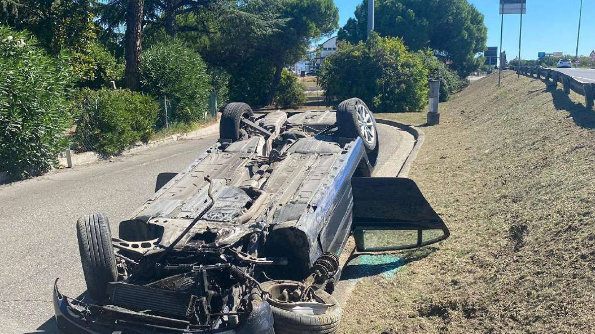 Cesenatico, curva troppo allegra: si ribalta nella bretella