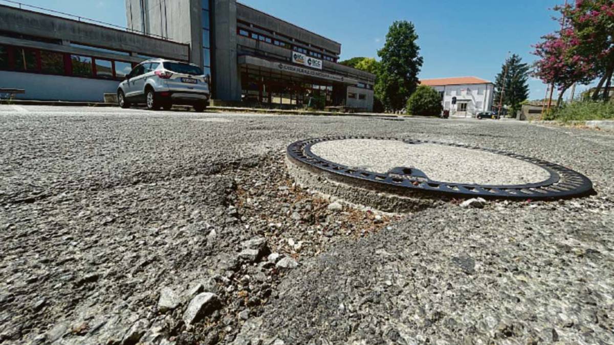 Cesena, parcheggio farmacia indecente: Deve sistemarlo la banca