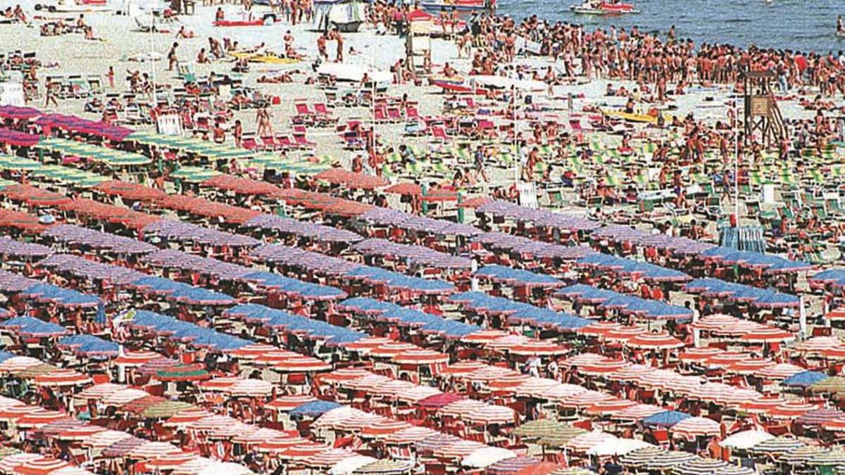 Milano Marittima, la disfida degli ombrelloni al Bagno Paparazzi finisce in tribunale