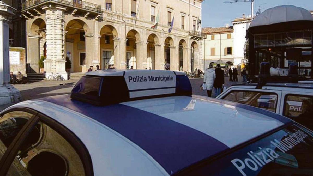 Rimini, cerca di bloccare ragazzino con un calcio: agente di Polizia sotto inchiesta