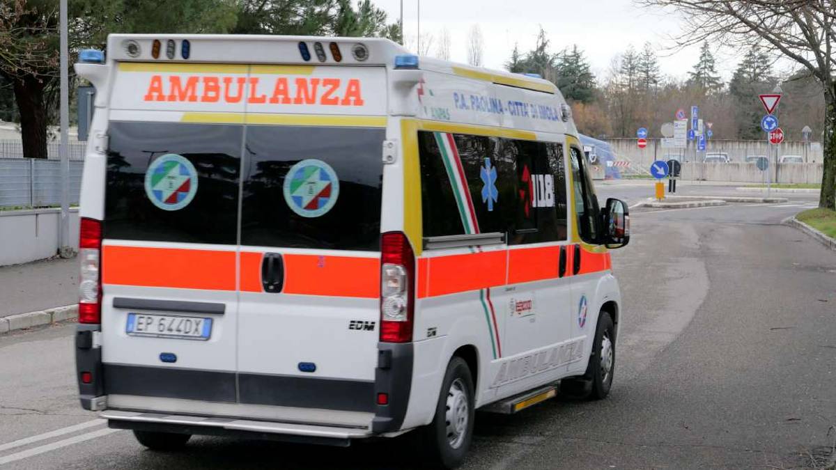 Imola, si schianta con l'auto nel parcheggio: morto un 82enne