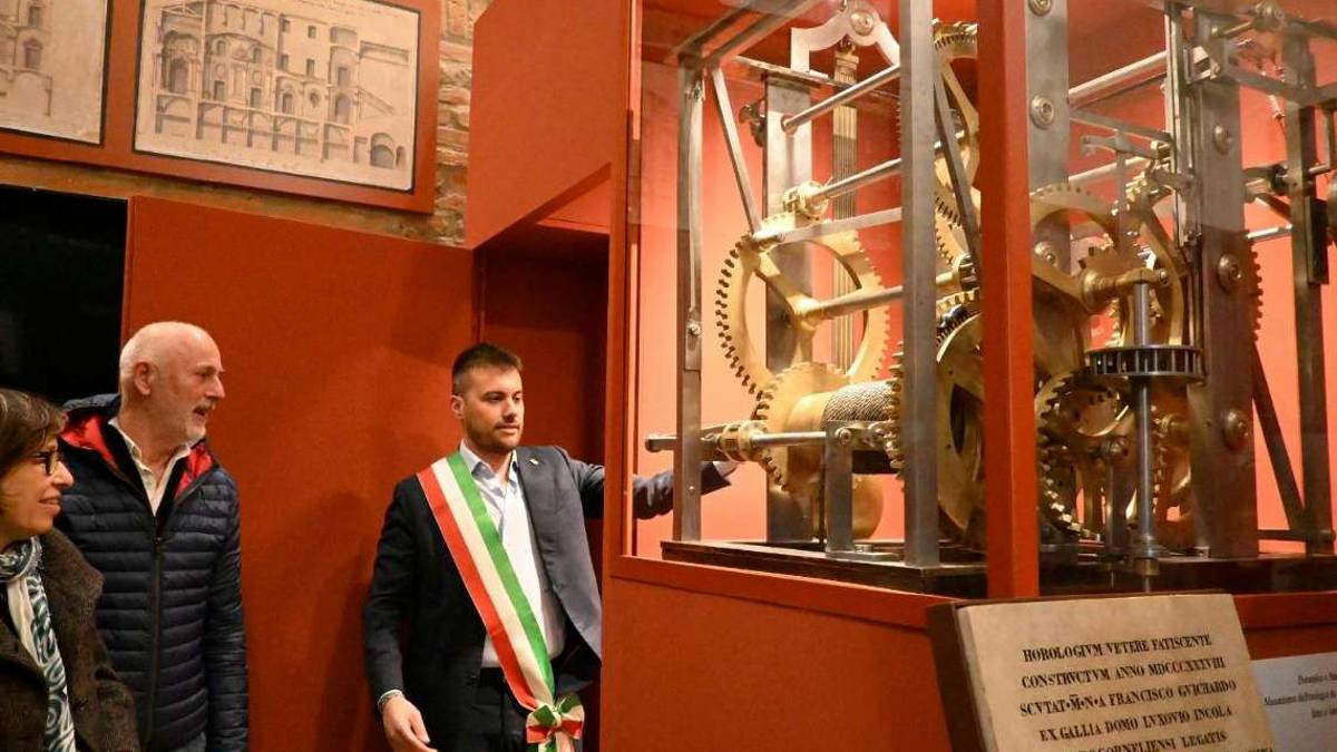 Imola, torna a funzionare il meccanismo dell'orologio della torre